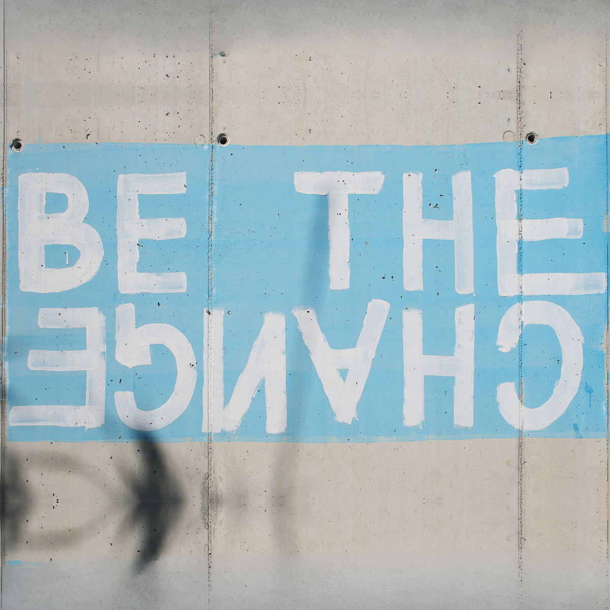 Dit een afbeelding van de tekst be the change. Dat gaat over de kracht van een coach en coaching voor transformatie en heling na trauma. Verwijzen naar een coach in Amsterdam en Weesp die op een trauma sensitieve manier werkt met oa Internal Family Systems of IFS.
