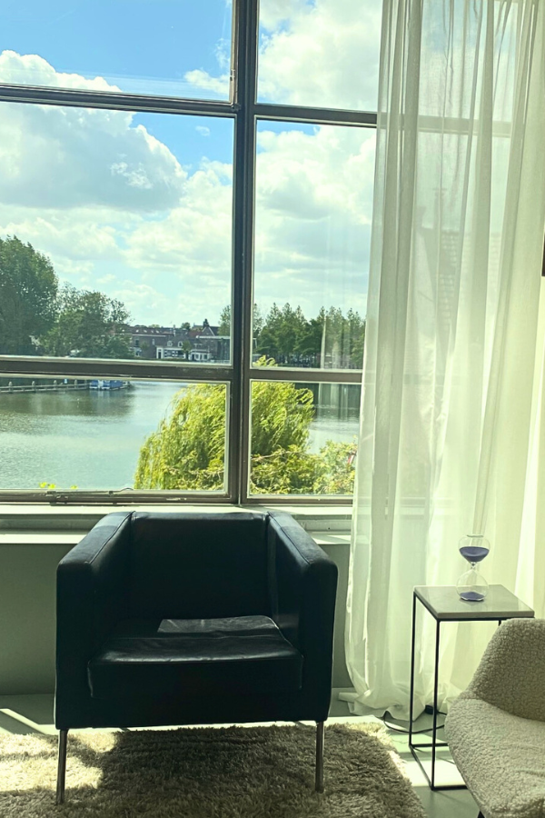 Dit is een afbeelding van een coach stoel met uitzicht over het water in de buurt van Amsterdam. Speciaal voor coaching van met een trauma geinformeerde of trauma sensitieve aanpak. Zoals bijvoorbeeld met Internal Family Systems (IFS). 