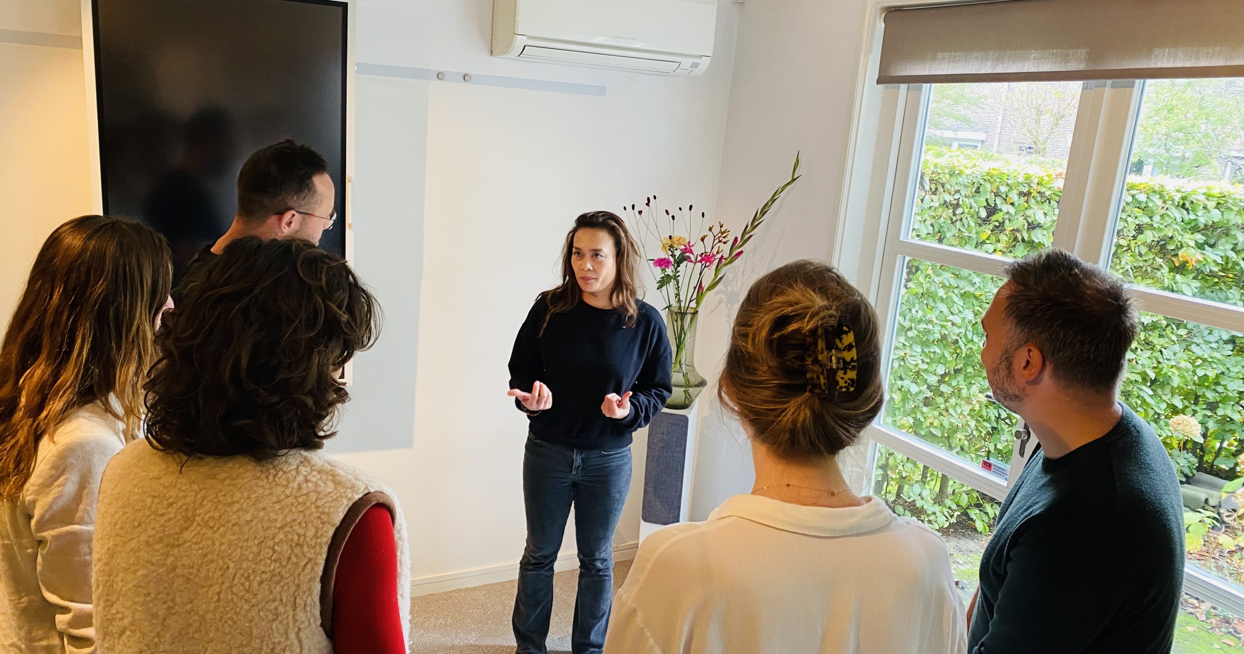 Dit is een afbeelding van een coach sessie met een groep in Amsterdam. Meer specifiek coaching voor advocaten, juristen en mediators met Internal Family Systems (IFS)